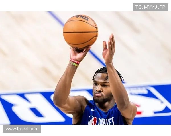 切特积极探索高效进攻手段全面提升个人表现助力球队创造更多得分机会